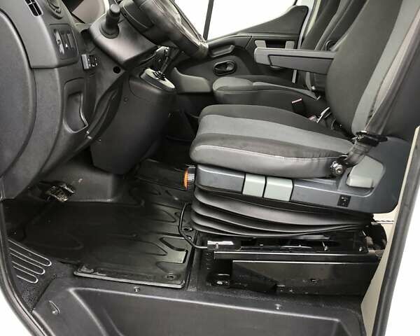 Белый Рено Мастер, объемом двигателя 2.3 л и пробегом 280 тыс. км за 16000 $, фото 33 на Automoto.ua