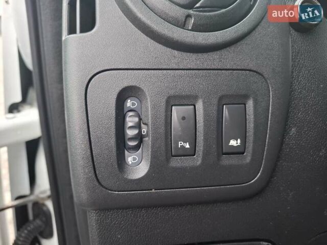 Белый Рено Мастер, объемом двигателя 2.3 л и пробегом 211 тыс. км за 19250 $, фото 18 на Automoto.ua