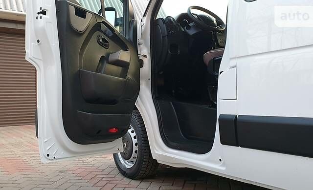 Белый Рено Мастер, объемом двигателя 2.3 л и пробегом 171 тыс. км за 19800 $, фото 5 на Automoto.ua