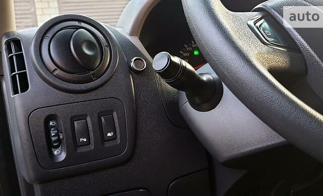 Белый Рено Мастер, объемом двигателя 2.3 л и пробегом 171 тыс. км за 19800 $, фото 12 на Automoto.ua