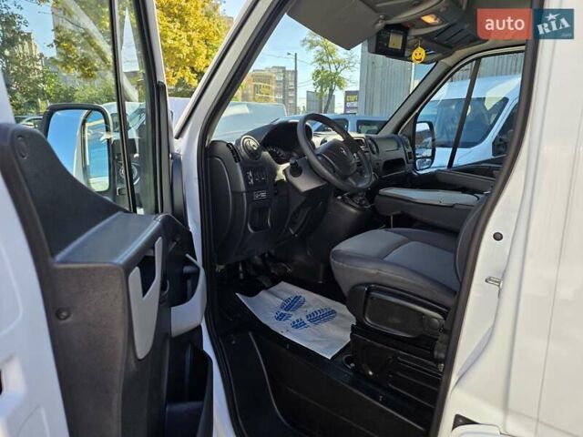 Белый Рено Мастер, объемом двигателя 2.3 л и пробегом 188 тыс. км за 18600 $, фото 44 на Automoto.ua