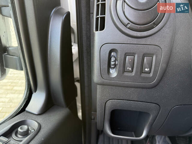 Білий Рено Мастєр, об'ємом двигуна 2.3 л та пробігом 265 тис. км за 17300 $, фото 39 на Automoto.ua