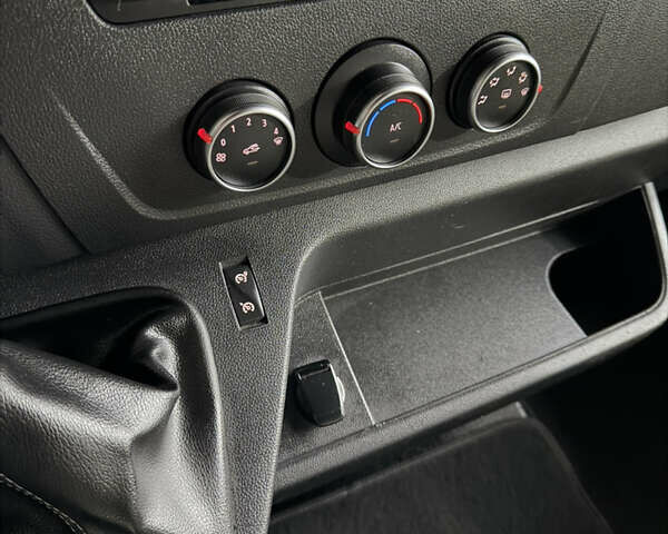 Белый Рено Мастер, объемом двигателя 2.3 л и пробегом 198 тыс. км за 29900 $, фото 10 на Automoto.ua