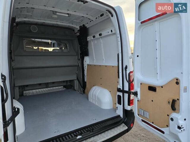 Белый Рено Мастер, объемом двигателя 2.3 л и пробегом 201 тыс. км за 18900 $, фото 2 на Automoto.ua