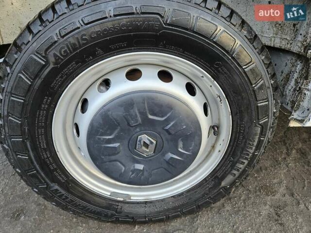 Белый Рено Мастер, объемом двигателя 2.3 л и пробегом 201 тыс. км за 18900 $, фото 5 на Automoto.ua