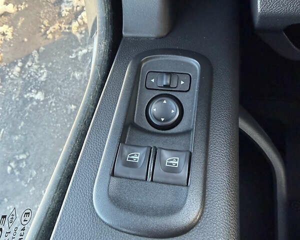 Білий Рено Мастєр, об'ємом двигуна 2.3 л та пробігом 253 тис. км за 26300 $, фото 24 на Automoto.ua