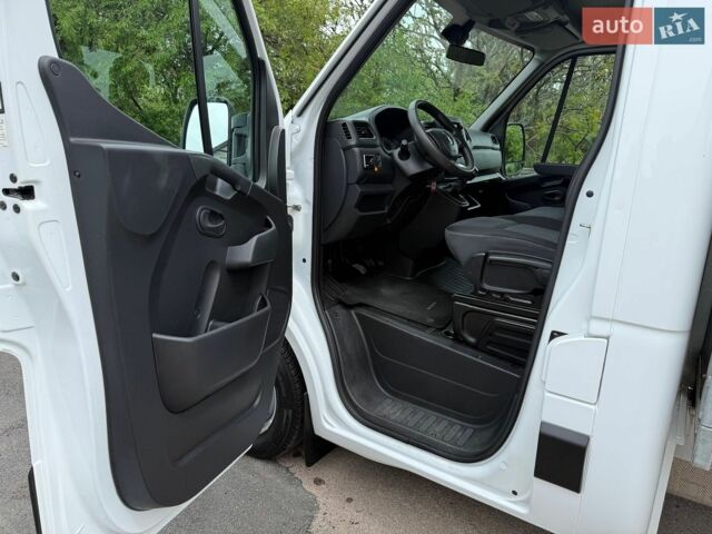 Белый Рено Мастер, объемом двигателя 2.3 л и пробегом 108 тыс. км за 25500 $, фото 10 на Automoto.ua