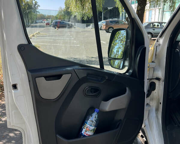 Белый Рено Мастер, объемом двигателя 2.3 л и пробегом 418 тыс. км за 13000 $, фото 6 на Automoto.ua