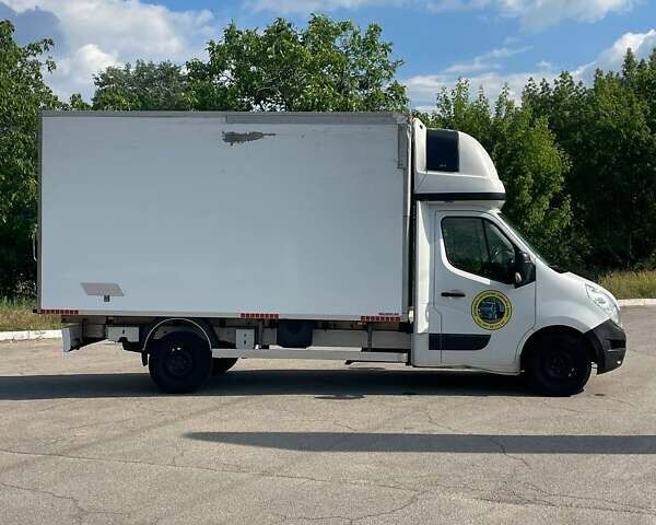 Белый Рено Мастер, объемом двигателя 2.5 л и пробегом 452 тыс. км за 16950 $, фото 5 на Automoto.ua