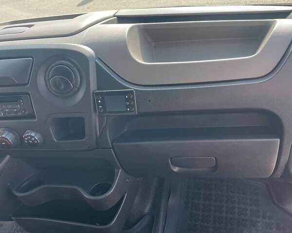 Белый Рено Мастер, объемом двигателя 2.5 л и пробегом 452 тыс. км за 16950 $, фото 31 на Automoto.ua