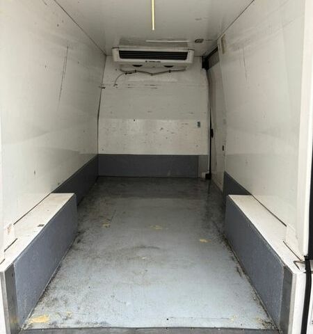 Белый Рено Мастер, объемом двигателя 2.3 л и пробегом 398 тыс. км за 15000 $, фото 10 на Automoto.ua