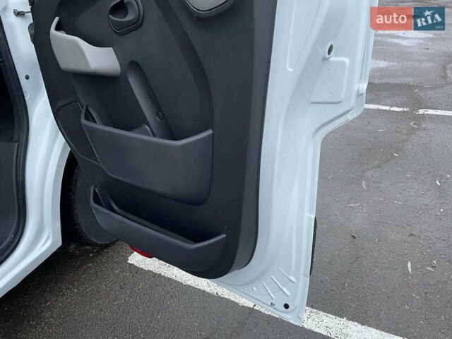 Білий Рено Мастєр, об'ємом двигуна 2.3 л та пробігом 388 тис. км за 21800 $, фото 40 на Automoto.ua