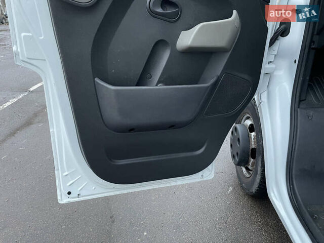 Білий Рено Мастєр, об'ємом двигуна 2.3 л та пробігом 388 тис. км за 21800 $, фото 46 на Automoto.ua