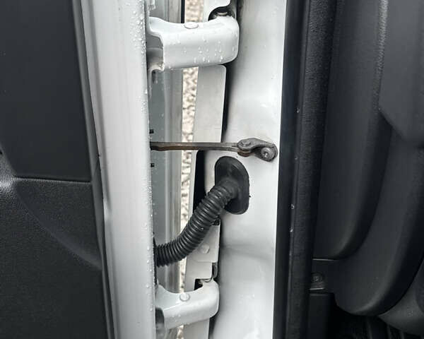 Белый Рено Мастер, объемом двигателя 2.3 л и пробегом 225 тыс. км за 23300 $, фото 25 на Automoto.ua