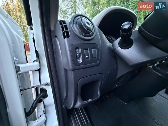 Белый Рено Мастер, объемом двигателя 2.3 л и пробегом 212 тыс. км за 17600 $, фото 34 на Automoto.ua
