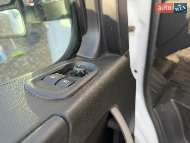 Белый Рено Мастер, объемом двигателя 2.3 л и пробегом 279 тыс. км за 18400 $, фото 69 на Automoto.ua