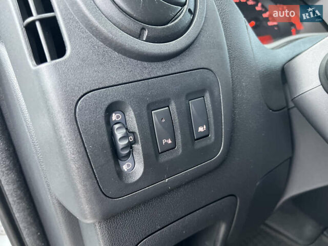 Белый Рено Мастер, объемом двигателя 2.3 л и пробегом 250 тыс. км за 17900 $, фото 38 на Automoto.ua