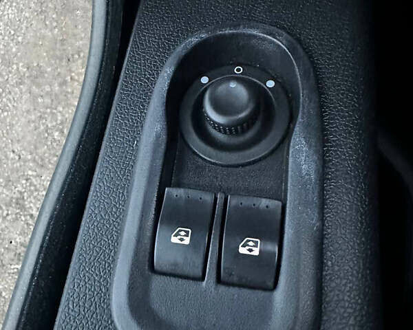 Белый Рено Мастер, объемом двигателя 2.3 л и пробегом 450 тыс. км за 26500 $, фото 35 на Automoto.ua