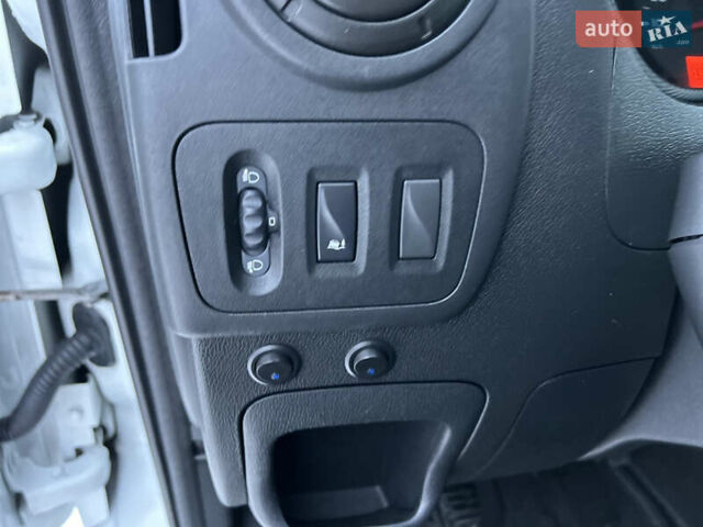 Белый Рено Мастер, объемом двигателя 2.3 л и пробегом 186 тыс. км за 17350 $, фото 42 на Automoto.ua