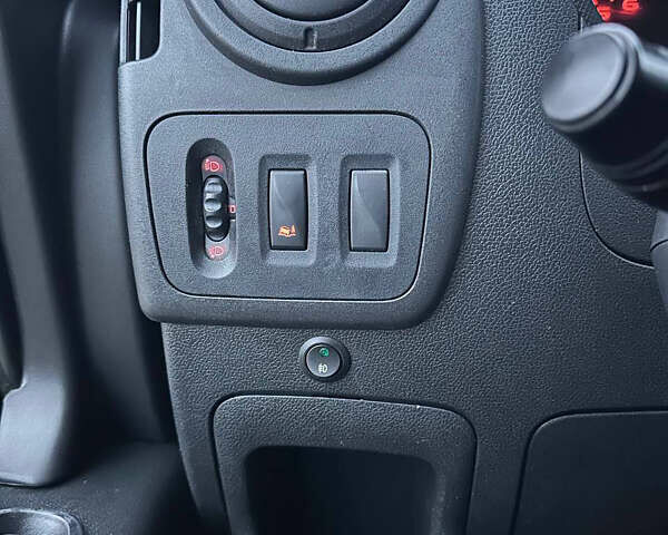 Белый Рено Мастер, объемом двигателя 2.3 л и пробегом 450 тыс. км за 26500 $, фото 23 на Automoto.ua