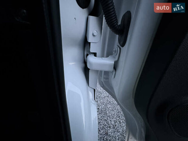 Белый Рено Мастер, объемом двигателя 2.3 л и пробегом 291 тыс. км за 17900 $, фото 103 на Automoto.ua