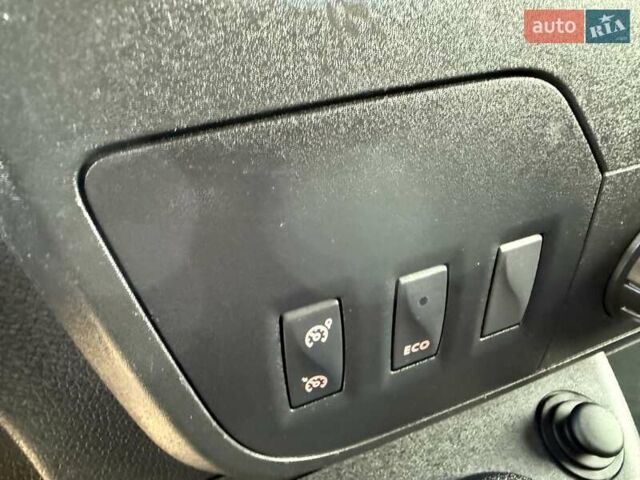 Белый Рено Мастер, объемом двигателя 2.3 л и пробегом 278 тыс. км за 21499 $, фото 40 на Automoto.ua