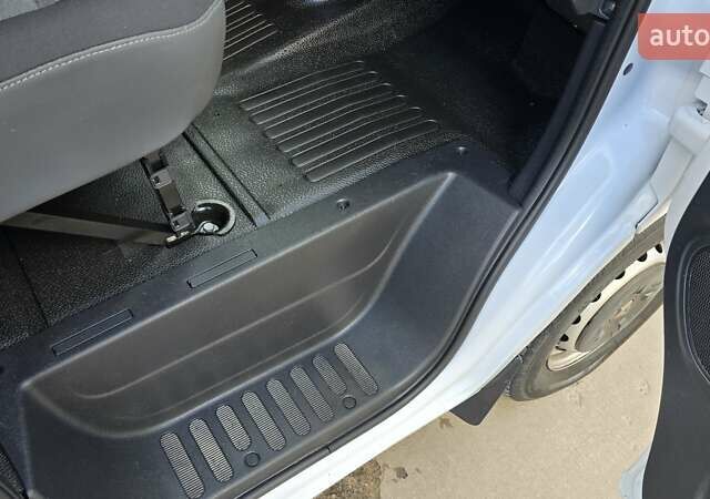 Белый Рено Мастер, объемом двигателя 2.3 л и пробегом 178 тыс. км за 19500 $, фото 23 на Automoto.ua