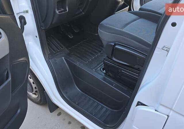 Белый Рено Мастер, объемом двигателя 2.3 л и пробегом 178 тыс. км за 19500 $, фото 9 на Automoto.ua