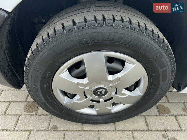 Белый Рено Мастер, объемом двигателя 2.3 л и пробегом 260 тыс. км за 19500 $, фото 20 на Automoto.ua