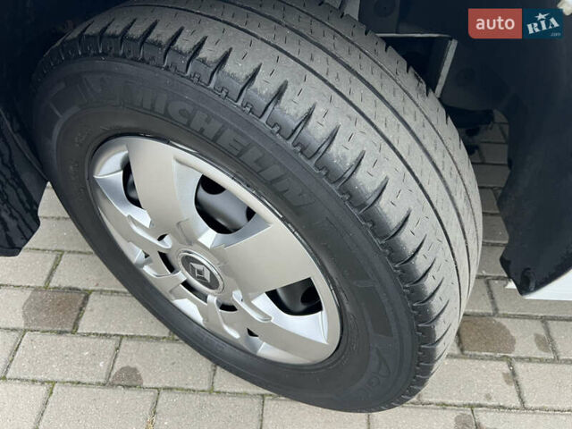 Белый Рено Мастер, объемом двигателя 2.3 л и пробегом 260 тыс. км за 19500 $, фото 46 на Automoto.ua