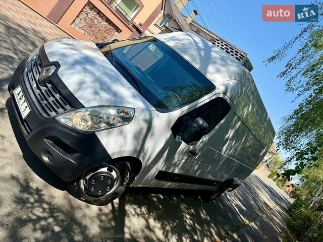 Белый Рено Мастер, объемом двигателя 2.3 л и пробегом 195 тыс. км за 26800 $, фото 3 на Automoto.ua