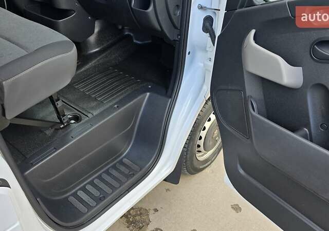 Белый Рено Мастер, объемом двигателя 2.3 л и пробегом 178 тыс. км за 19500 $, фото 22 на Automoto.ua