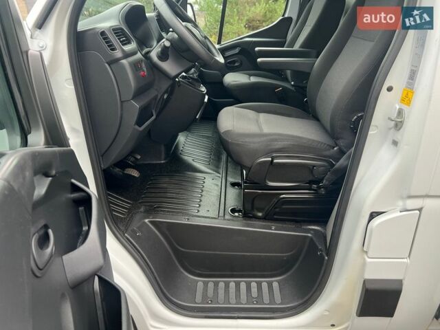 Белый Рено Мастер, объемом двигателя 2.3 л и пробегом 215 тыс. км за 19900 $, фото 14 на Automoto.ua