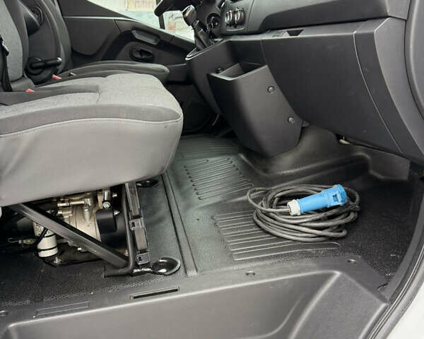 Белый Рено Мастер, объемом двигателя 0 л и пробегом 236 тыс. км за 21800 $, фото 21 на Automoto.ua