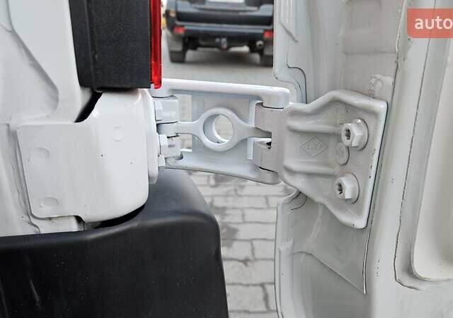 Белый Рено Мастер, объемом двигателя 2.3 л и пробегом 239 тыс. км за 24700 $, фото 54 на Automoto.ua