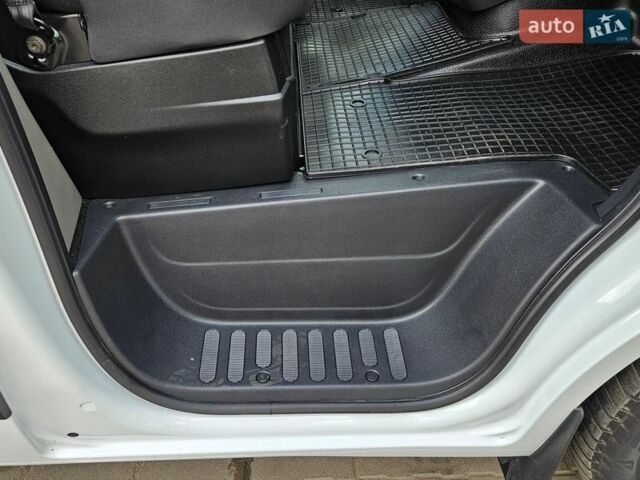 Белый Рено Мастер, объемом двигателя 2.3 л и пробегом 233 тыс. км за 25300 $, фото 51 на Automoto.ua