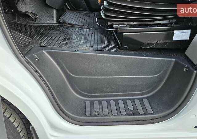 Белый Рено Мастер, объемом двигателя 2.3 л и пробегом 239 тыс. км за 24700 $, фото 16 на Automoto.ua