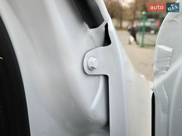 Белый Рено Мастер, объемом двигателя 2.3 л и пробегом 233 тыс. км за 25300 $, фото 55 на Automoto.ua