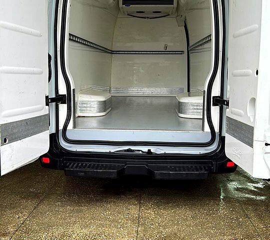 Белый Рено Мастер, объемом двигателя 2.3 л и пробегом 290 тыс. км за 17500 $, фото 3 на Automoto.ua