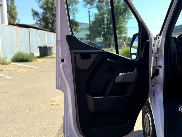 Белый Рено Мастер, объемом двигателя 2.3 л и пробегом 606 тыс. км за 14000 $, фото 3 на Automoto.ua