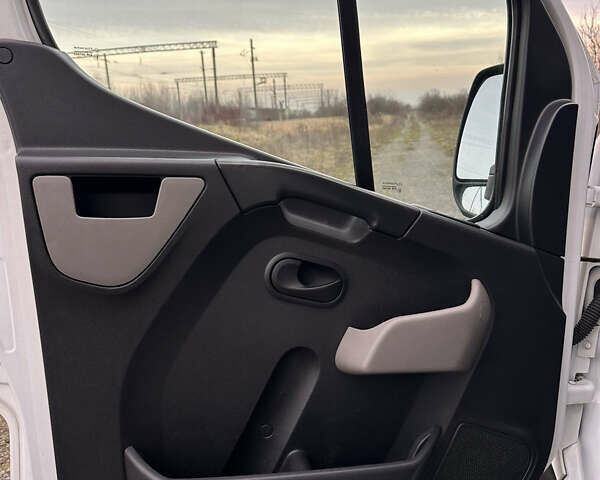 Білий Рено Мастєр, об'ємом двигуна 2.3 л та пробігом 572 тис. км за 18000 $, фото 6 на Automoto.ua