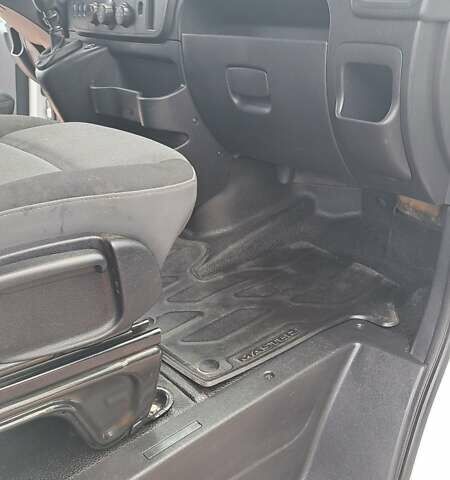 Белый Рено Мастер, объемом двигателя 2.3 л и пробегом 300 тыс. км за 13500 $, фото 5 на Automoto.ua