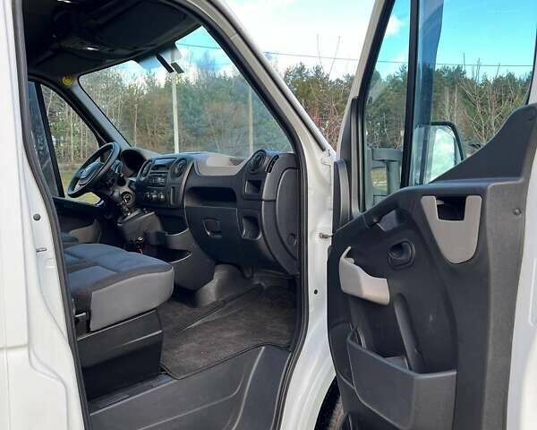 Белый Рено Мастер, объемом двигателя 2.3 л и пробегом 385 тыс. км за 12000 $, фото 3 на Automoto.ua