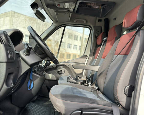 Белый Рено Мастер, объемом двигателя 2.3 л и пробегом 468 тыс. км за 12800 $, фото 9 на Automoto.ua