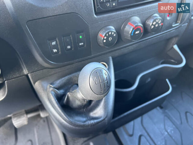 Рено Мастер 2017 в Нововолынск на Automoto.ua Белый Рено Мастер, объемом двигателя 2.3 л и пробегом 385 тыс. км за 18490 $, фото 15 на Automoto.ua