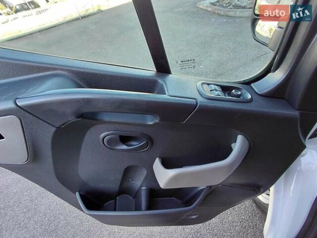 Білий Рено Мастєр, об'ємом двигуна 2.3 л та пробігом 500 тис. км за 16550 $, фото 26 на Automoto.ua