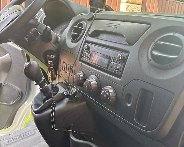 Белый Рено Мастер, объемом двигателя 2.3 л и пробегом 315 тыс. км за 16600 $, фото 16 на Automoto.ua