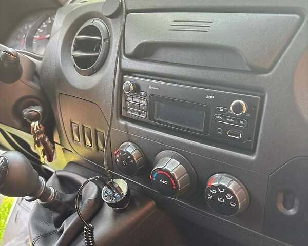 Белый Рено Мастер, объемом двигателя 2.3 л и пробегом 315 тыс. км за 16600 $, фото 20 на Automoto.ua
