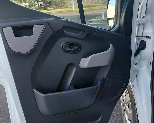 Белый Рено Мастер, объемом двигателя 2.3 л и пробегом 421 тыс. км за 15300 $, фото 16 на Automoto.ua