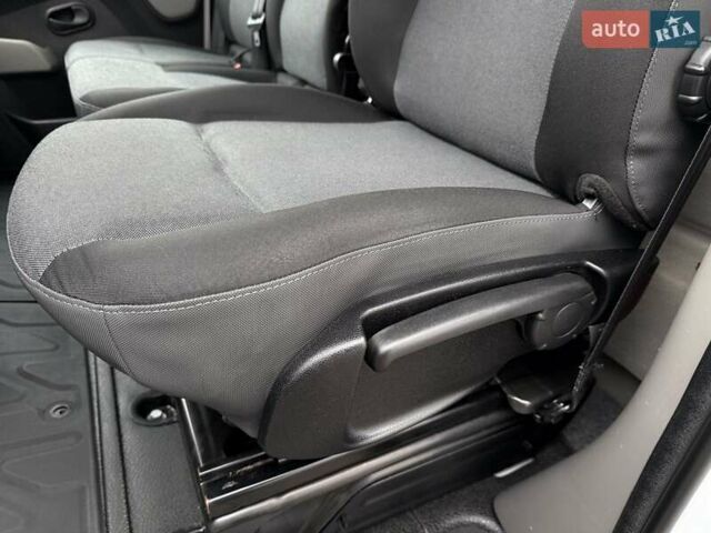 Белый Рено Мастер, объемом двигателя 2.3 л и пробегом 379 тыс. км за 17600 $, фото 51 на Automoto.ua